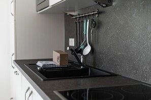 Een koelkast, een magnetron, een oven, een vaatwasser