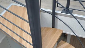 A spiral staircase with wooden steps and metal railings. - Stunning apartment in Kaschow with WiFi (Kaschow)