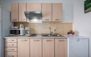 Réfrigérateur, micro-ondes, plaque de cuisson, lave-vaisselle