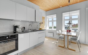 Kühlschrank, Mikrowelle, Herdplatte, Geschirrspüler