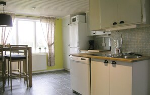 Fridge, microwave, stovetop, dishwasher - Lovely home in Annerstad with WiFi (Annerstad)