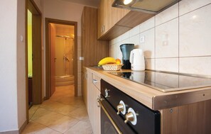 Kühlschrank, Herdplatte, Wasserkocher mit Kaffee-/Teezubehör