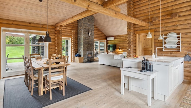 A log cabin interior with a dining area, kitchen, and living space. - Lovely home in Stege with sauna (Stege)