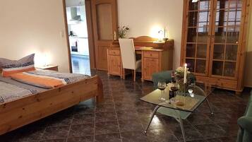 1 Schlafzimmer, Schreibtisch, WLAN, Bettwäsche