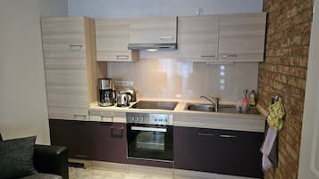 Kühlschrank, Ofen, Wasserkocher mit Kaffee-/Teezubehör, Wasserkocher