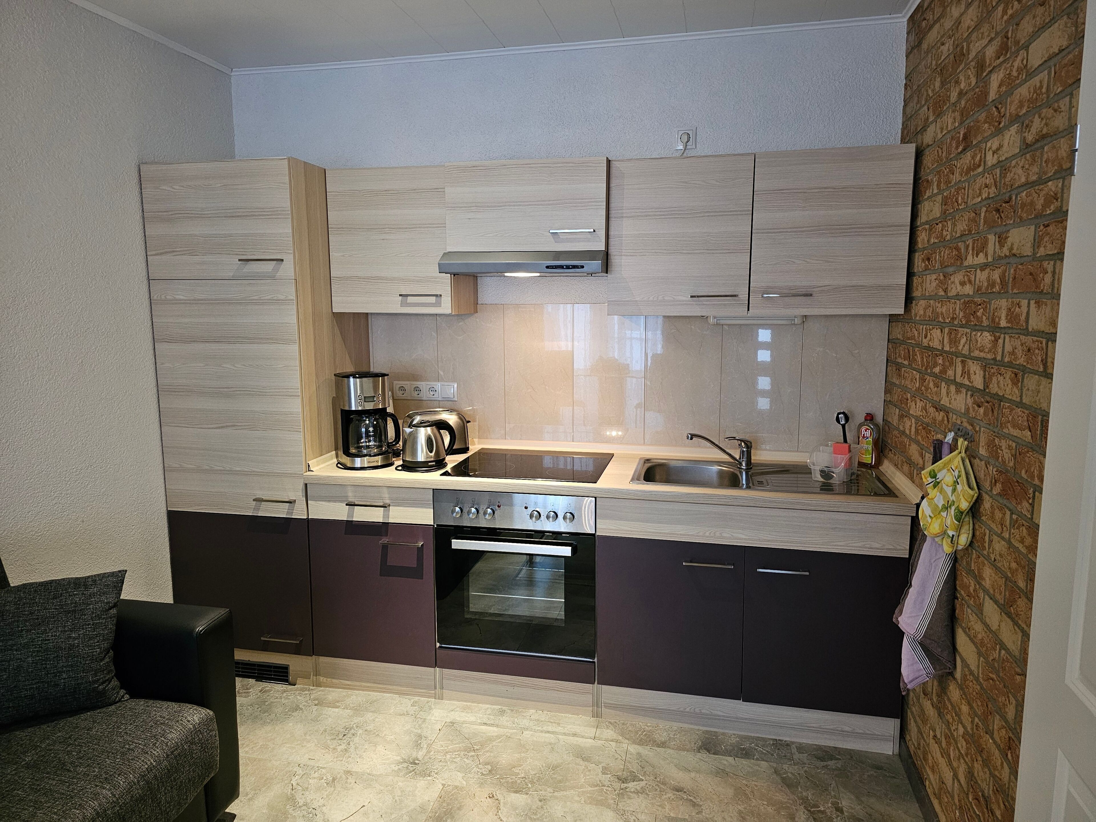 Fridge, oven, coffee/tea maker, electric kettle