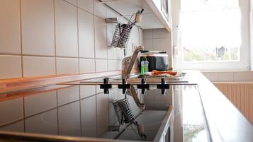 Refrigerador, microondas, lavavajillas y cafetera y tetera