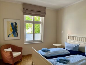 2 chambres, coffres-forts dans les chambres, bureau
