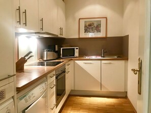 Fridge, oven, dishwasher, coffee/tea maker