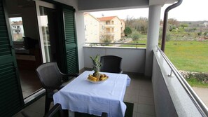 Outdoor dining - Holiday apartment with balcony and air conditioning (Malinska)