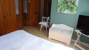 4 bedrooms, travel crib, WiFi, bed sheets