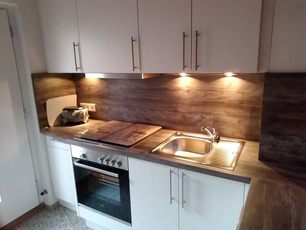 Kühlschrank, Ofen, Geschirrspüler, Wasserkocher mit Kaffee-/Teezubehör