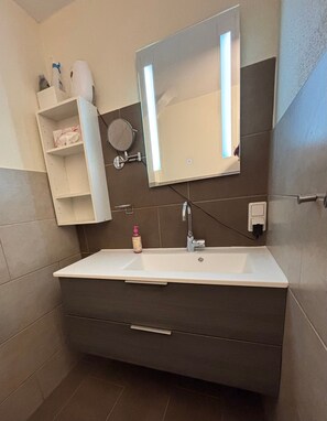 Shower, hair dryer, towels, toilet paper