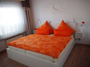 2 bedrooms, travel cot, WiFi
