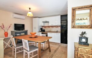 Réfrigérateur, micro-ondes, plaque de cuisson, lave-vaisselle