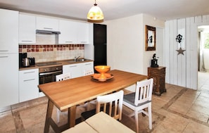 Fridge, microwave, stovetop, dishwasher - Gorgeous home in Pont Saint Esprit (Pont Saint Esprit)