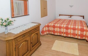 3 chambres, lit de bébé portatif, literie fournie