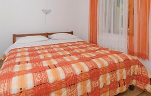 3 quartos, berço de viagem, roupa de cama