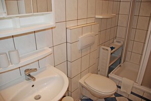 Shower, towels - Vacation apartment Sonnenblume with lake view and terrace - Appartementhaus zur (Sellin)