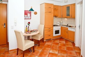 Fridge, oven, dishwasher - (150/2) 2-room apartment - Apartment house Waldhaus (Kühlungsborn)