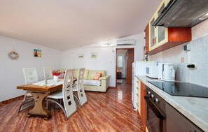 Kühlschrank, Mikrowelle, Herdplatte, Wasserkocher mit Kaffee-/Teezubehör