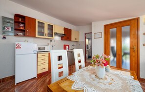 Refrigerador, placa de cocina, cafetera/tetera