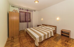 2 bedrooms, travel cot, free WiFi, bed sheets