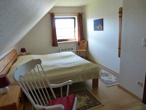 2 bedrooms, travel crib, WiFi