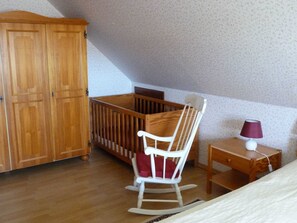 2 bedrooms, travel cot, WiFi