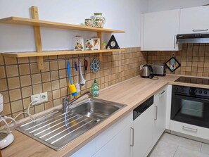 Fridge, oven, dishwasher, coffee/tea maker