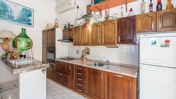 Frigorífico, horno, placa de cocina y lavavajillas