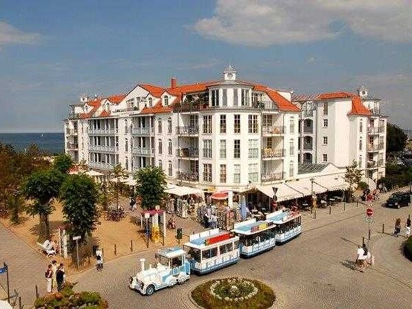 Unclassified image, 1 of 11, button