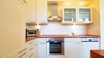 Geladeira, fogão, lava-louças, cafeteira/chaleira