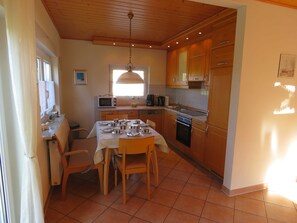 Geladeira, micro-ondas, fogão, lava-louças