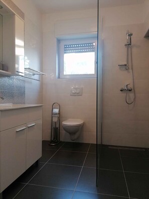 Shower - Holiday apartment mit Terrasse (Šilo)