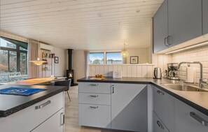 Fridge, stovetop, dishwasher, coffee/tea maker - Cozy home in Fanø with kitchen (Fanø)