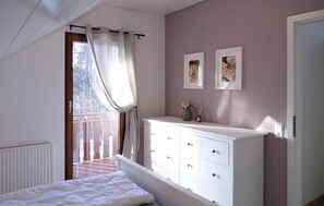 5 bedrooms, travel cot, bed sheets