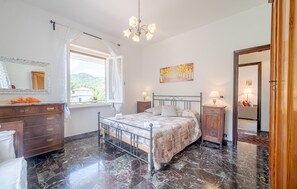 3 bedrooms, travel crib, free WiFi, bed sheets