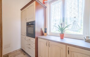 Fridge, stovetop, dishwasher