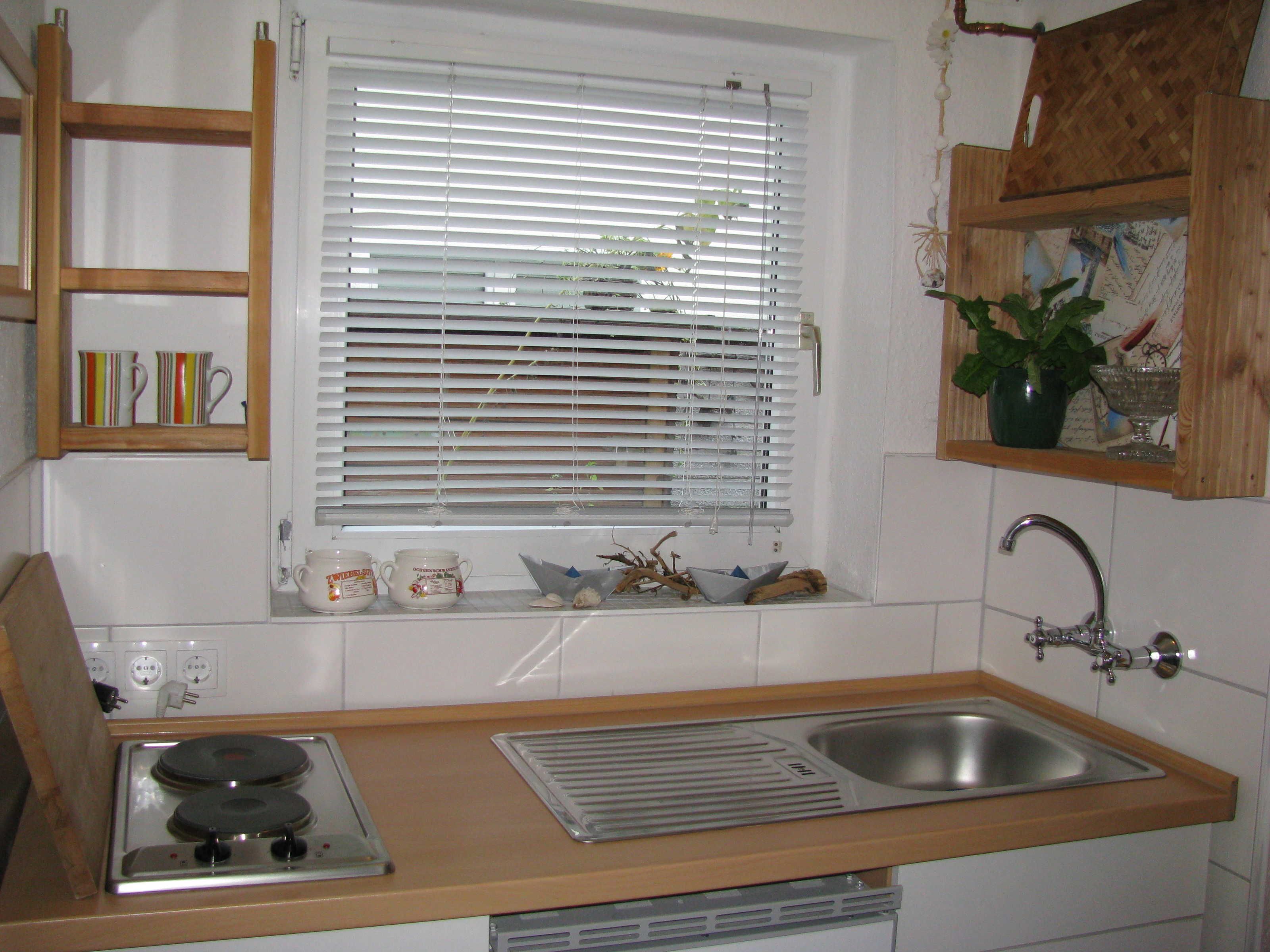 Kühlschrank, Wasserkocher mit Kaffee-/Teezubehör, Wasserkocher, Toaster