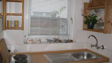 KylskÄp, kaffe- och tebryggare, vattenkokare och brödrost