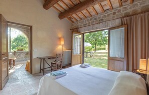 1 chambre, lit parapluie, Wi-Fi gratuit, draps fournis