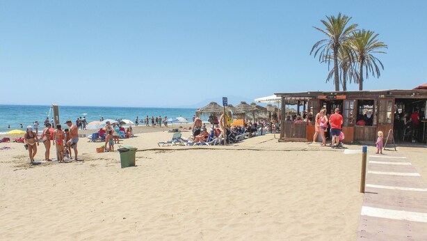 A beach with people, umbrellas, and a bar area. - Beach front home in Marbella (Marbella)