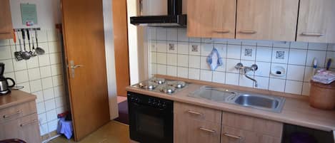 Fridge, oven, high chair
