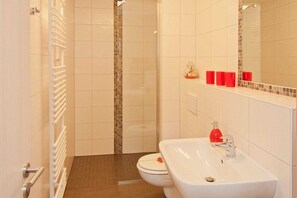 Douche, sèche-cheveux, serviettes fournies, papier toilette