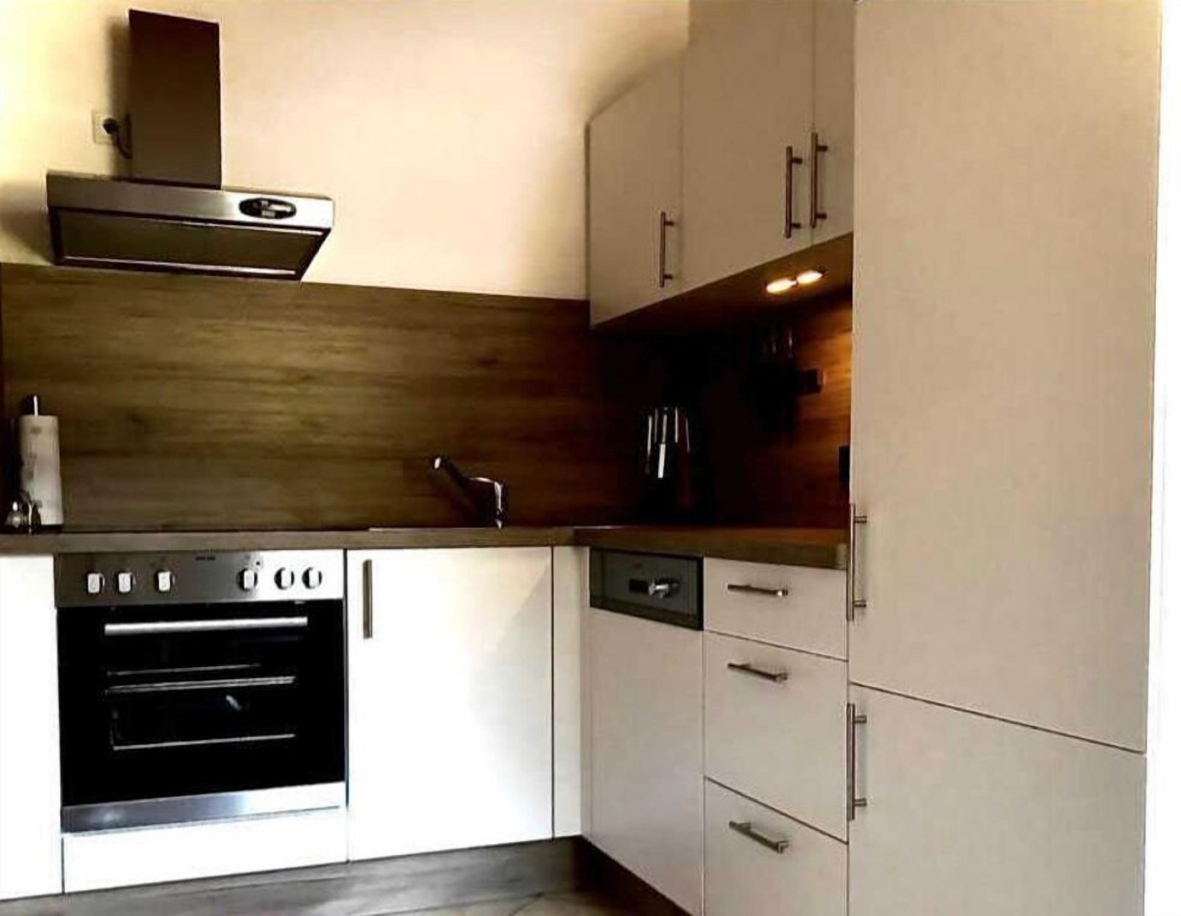 Frigorifero, forno, lavastoviglie, seggiolone