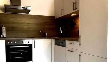 Frigorifero, forno, lavastoviglie, seggiolone