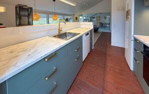 Réfrigérateur, plaque de cuisson, lave-vaisselle, cafetiÚre/bouilloire