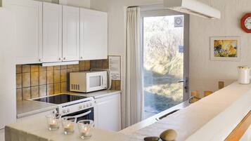 Køleskab, kogeplade, opvaskemaskine, kaffe-/temaskine