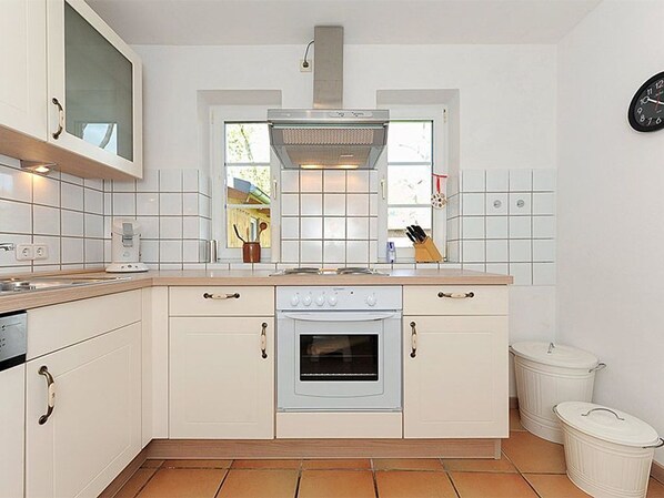 Kühlschrank, Ofen, Geschirrspüler, Wasserkocher mit Kaffee-/Teezubehör